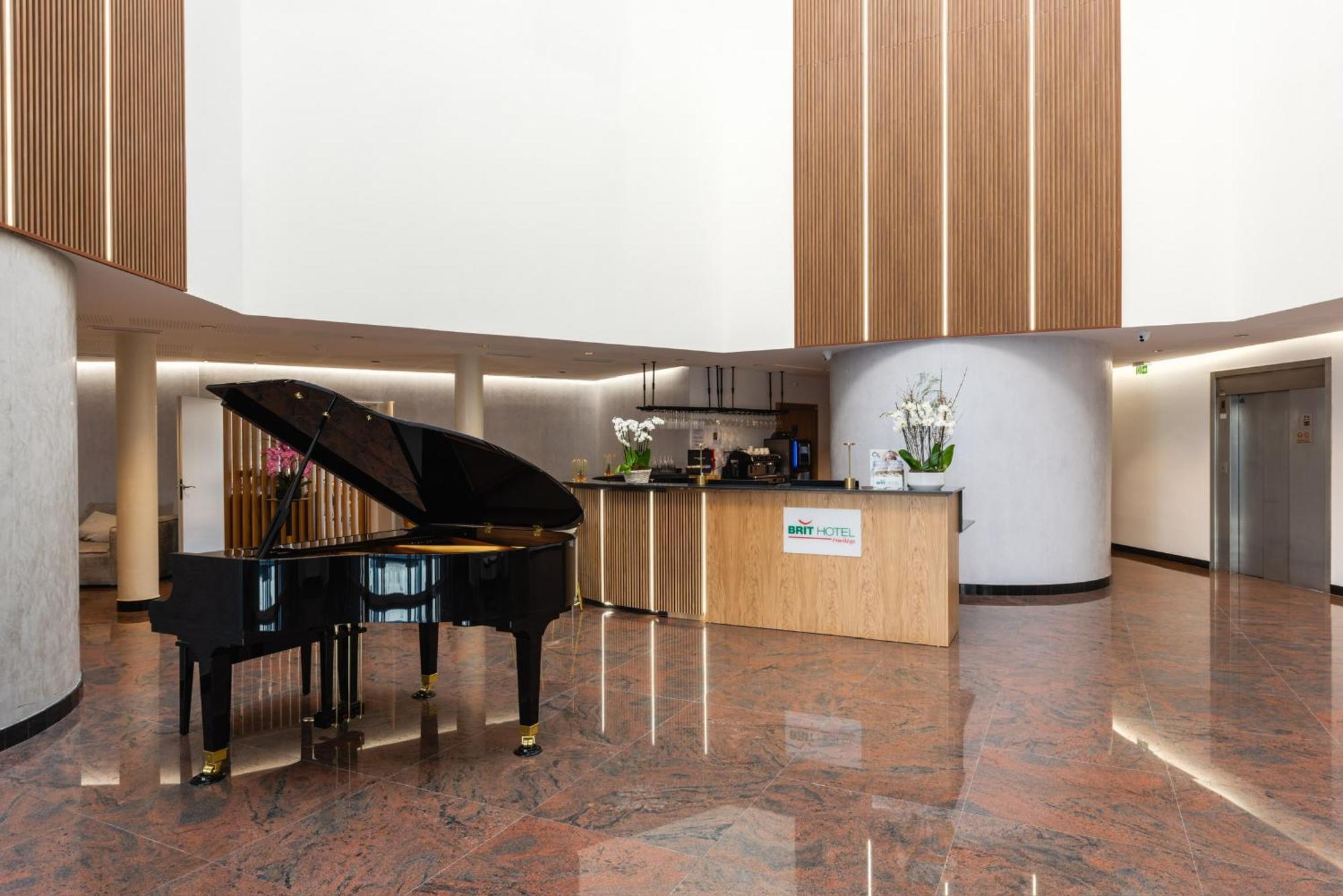 Brit Hotel Privilege Paris Rosny-Sous-Bois Esterno foto