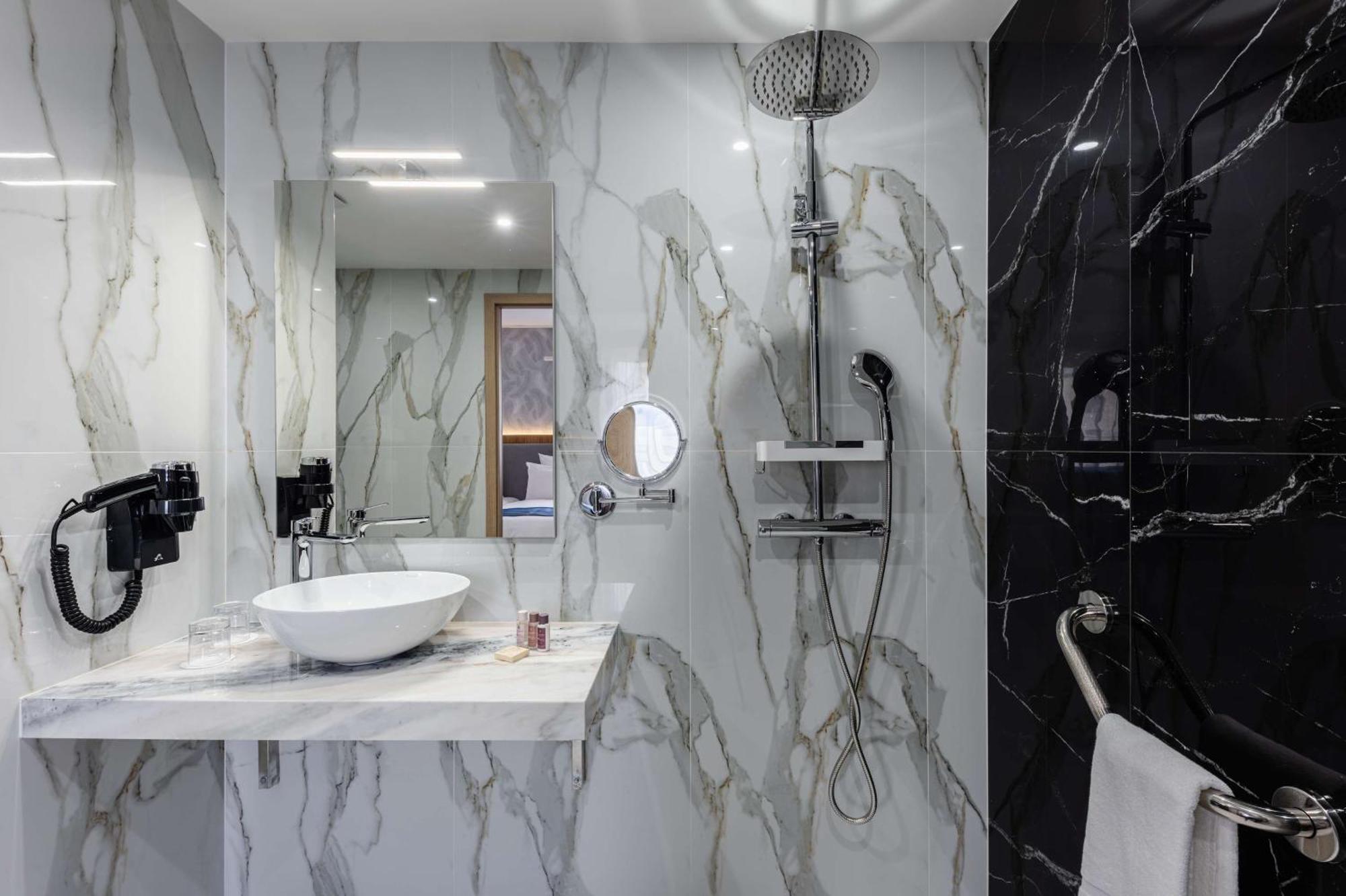 Brit Hotel Privilege Paris Rosny-Sous-Bois Esterno foto